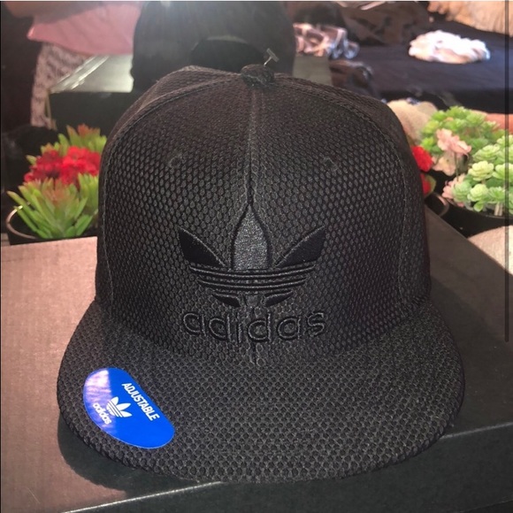 Black Adidas SnapBack - Picture 1 of 1